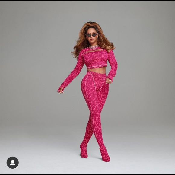 IVY PARK MONOGRAM eggings in bold pink - Picture 7 of 9